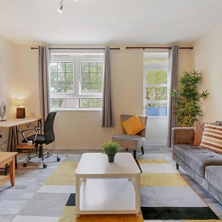 The Serene 2-Bedroom Flat W Free Street Parking Sutton  Extérieur photo