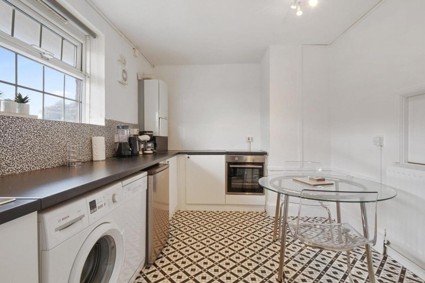 The Serene 2-Bedroom Flat W Free Street Parking Sutton  Extérieur photo